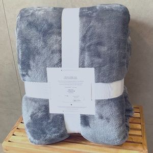 UGG NOVAH BLANKET PLUSH FLEECE IMPERIAL CHARCOAL GRAY KING 110 X 96 NEW